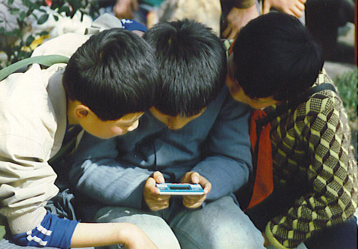 Kinder am Mobiltelefon 1989