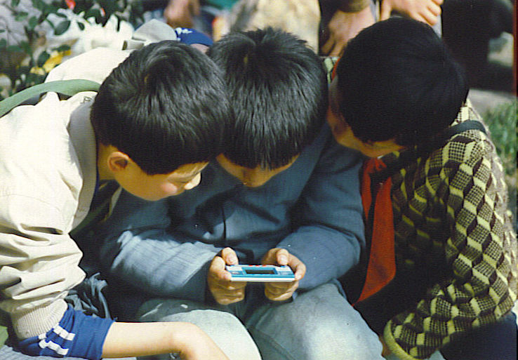 Kinder am Mobiltelefon 1989