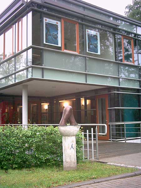 Sculpture "ren" in front of the training centre "Alstertal" 