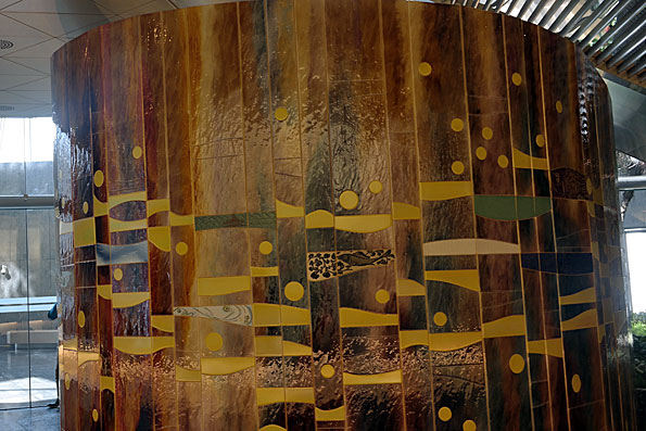 <"Happy Fish" als zentrales Element des Foyers