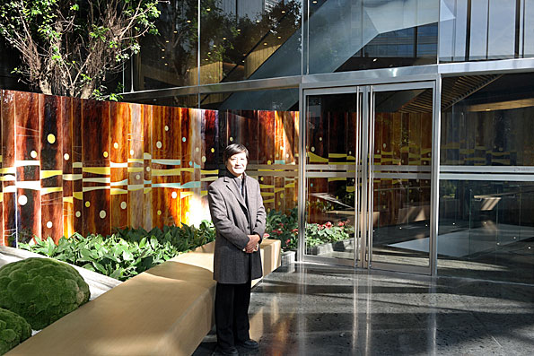 Professor Yin vor seiner Installation "Happy Fish"